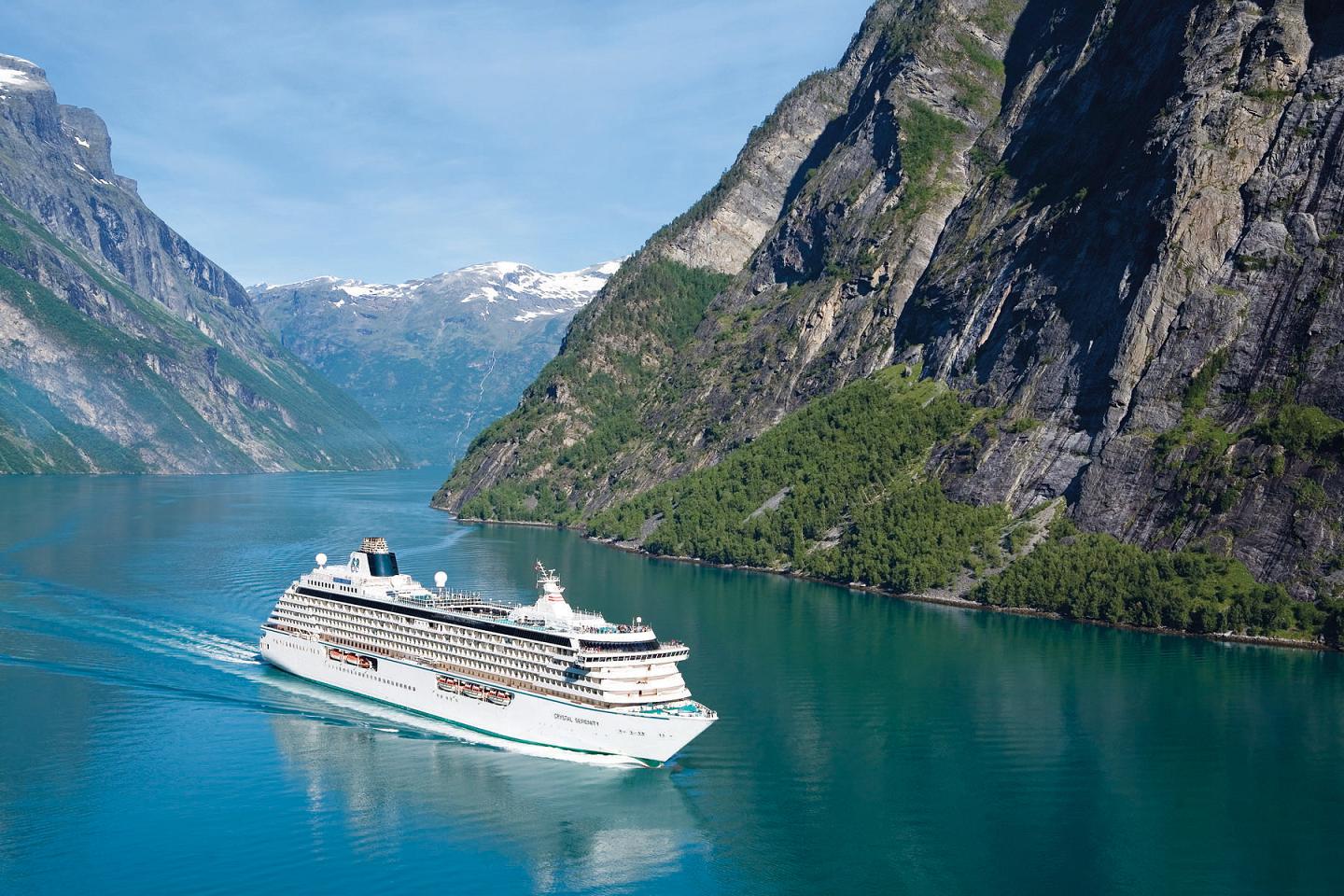 El elegantísimo Crystal Serenity navegando por los espectaculares Fiordos de Noruega